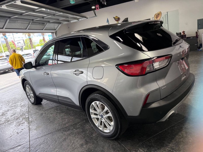 Ford Escape Vehicle Full-screen Gallery Image 11