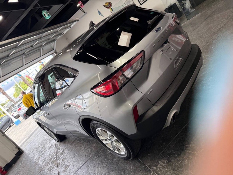 Ford Escape Vehicle Full-screen Gallery Image 12