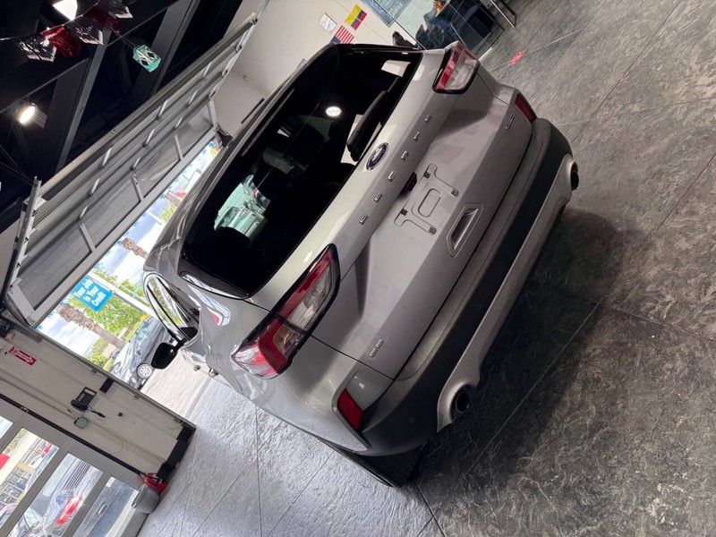 Ford Escape Vehicle Full-screen Gallery Image 13