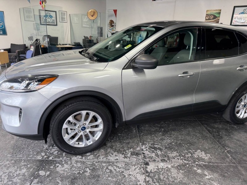 Ford Escape Vehicle Full-screen Gallery Image 15