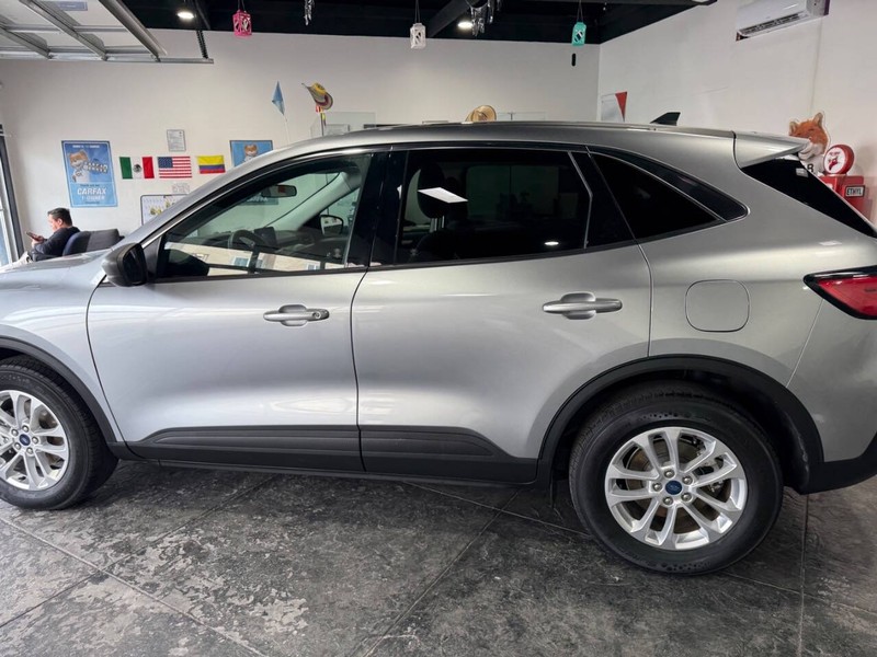 Ford Escape Vehicle Full-screen Gallery Image 16