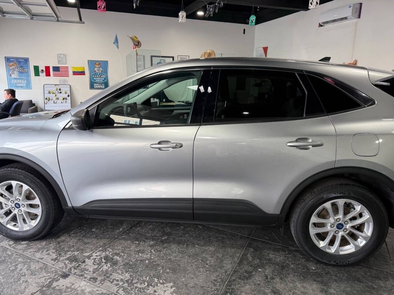 Ford Escape Vehicle Full-screen Gallery Image 18