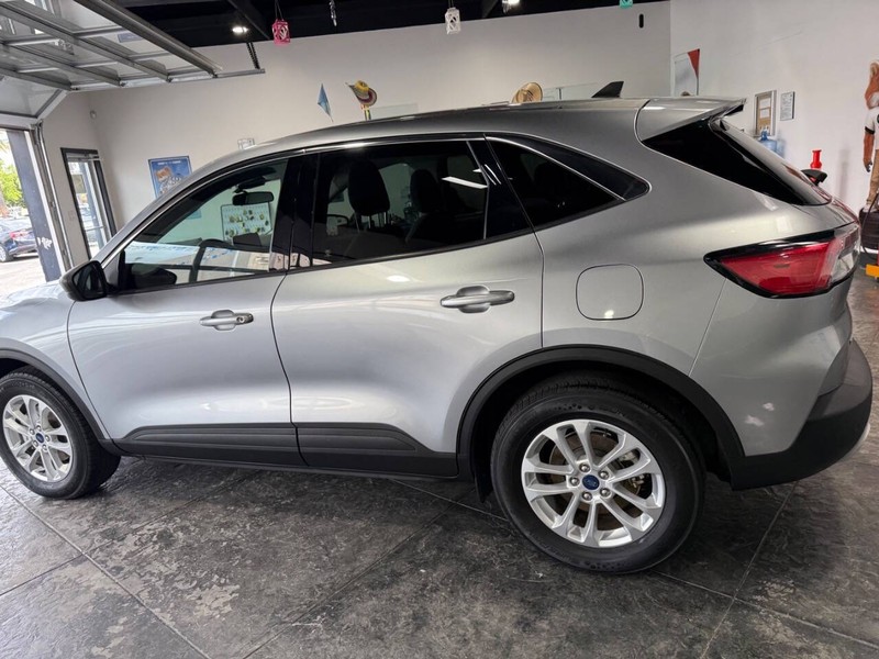 Ford Escape Vehicle Full-screen Gallery Image 19
