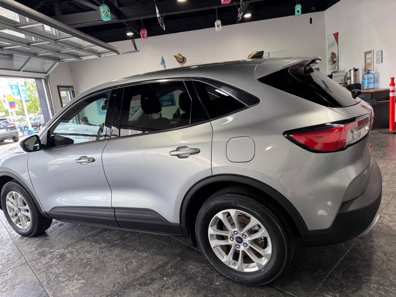 Ford Escape Vehicle Full-screen Gallery Image 20