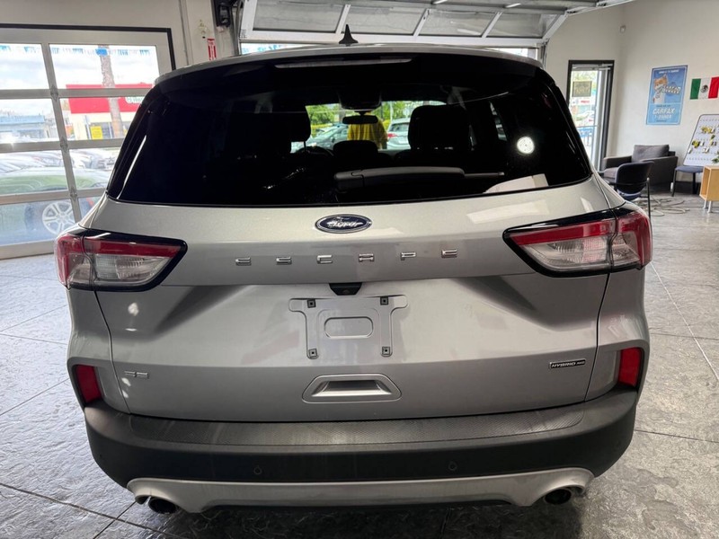 Ford Escape Vehicle Full-screen Gallery Image 23