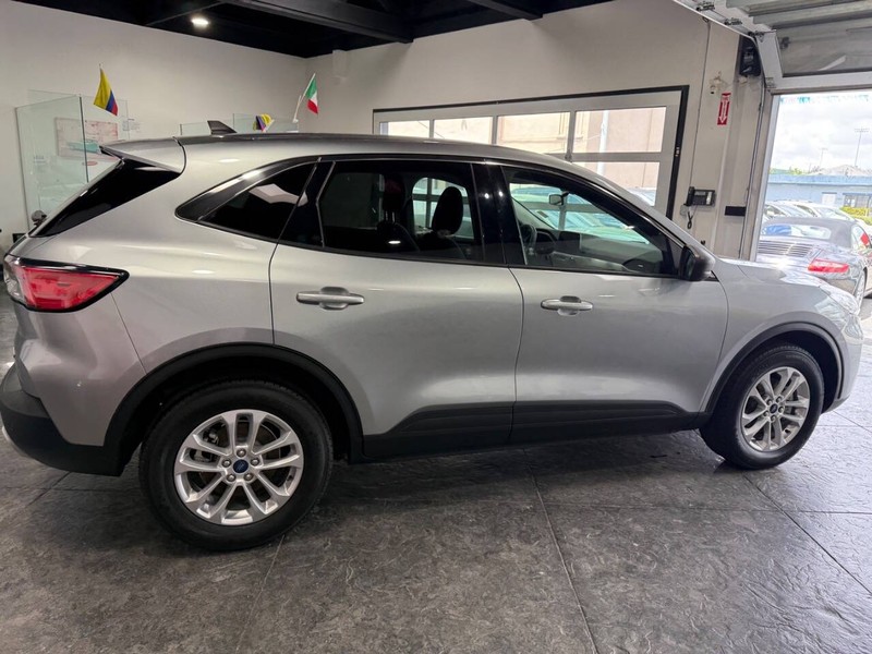 Ford Escape Vehicle Full-screen Gallery Image 27