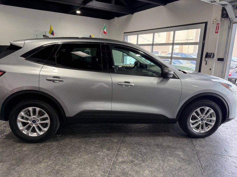 Ford Escape Vehicle Full-screen Gallery Image 28