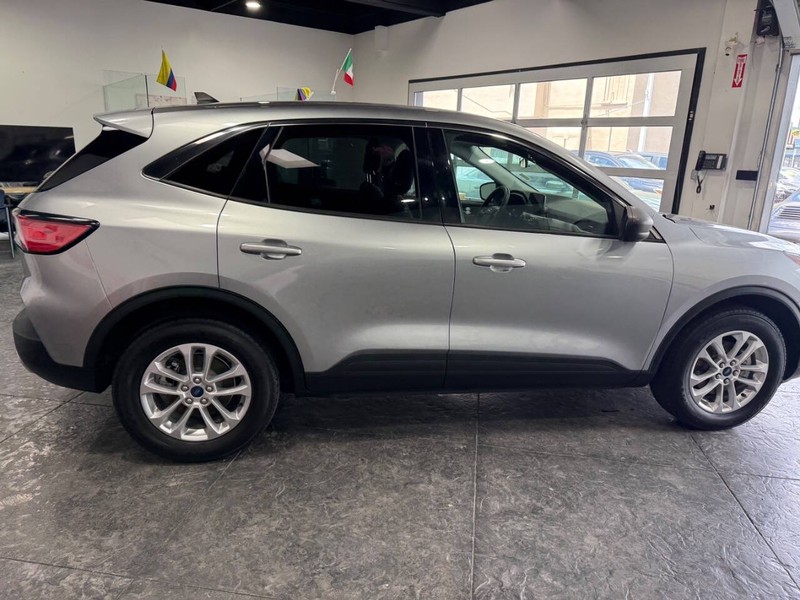 Ford Escape Vehicle Full-screen Gallery Image 29