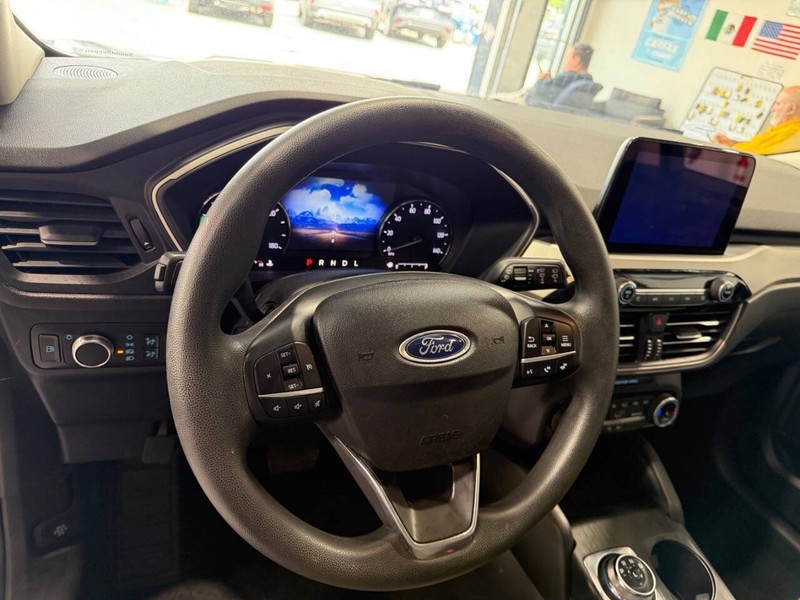 Ford Escape Vehicle Full-screen Gallery Image 35