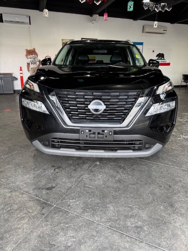 Nissan Rogue Vehicle Full-screen Gallery Image 02