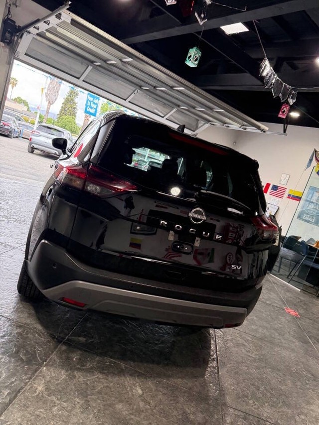 Nissan Rogue Vehicle Full-screen Gallery Image 23