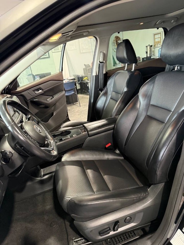 Nissan Rogue Vehicle Full-screen Gallery Image 36