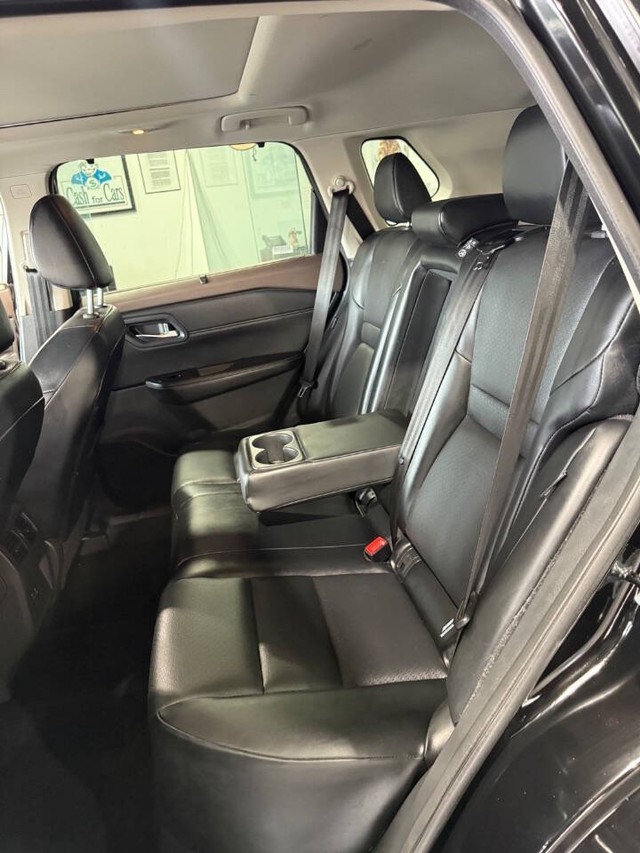 Nissan Rogue Vehicle Full-screen Gallery Image 38