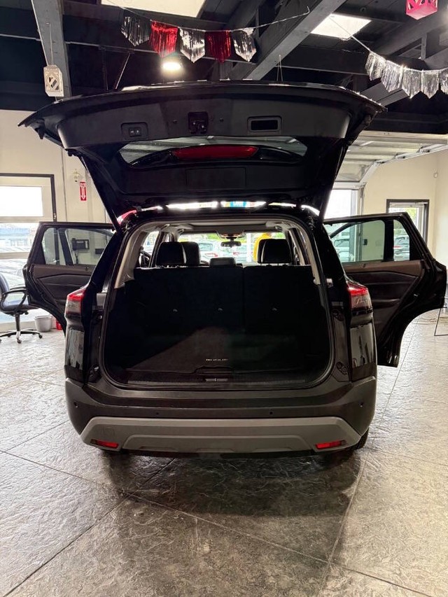 Nissan Rogue Vehicle Full-screen Gallery Image 39