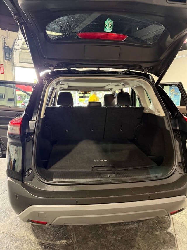 Nissan Rogue Vehicle Full-screen Gallery Image 41