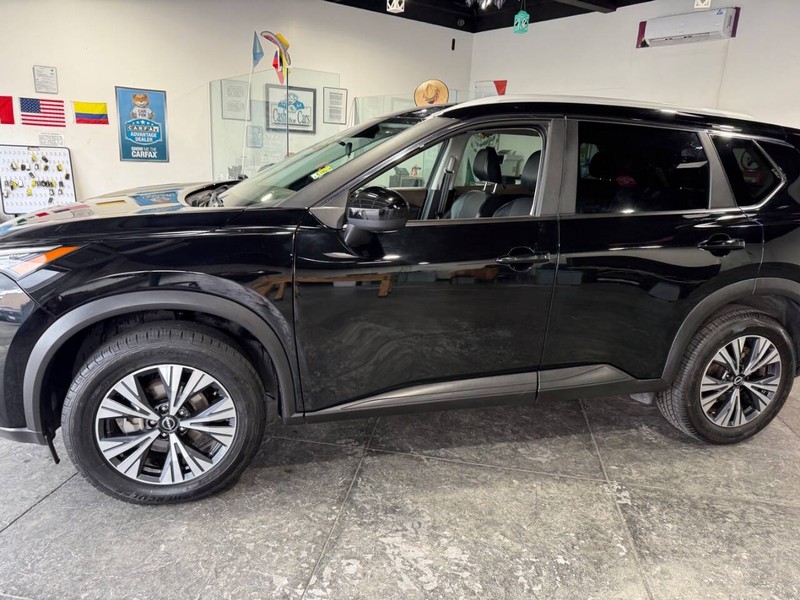 Nissan Rogue Vehicle Full-screen Gallery Image 09