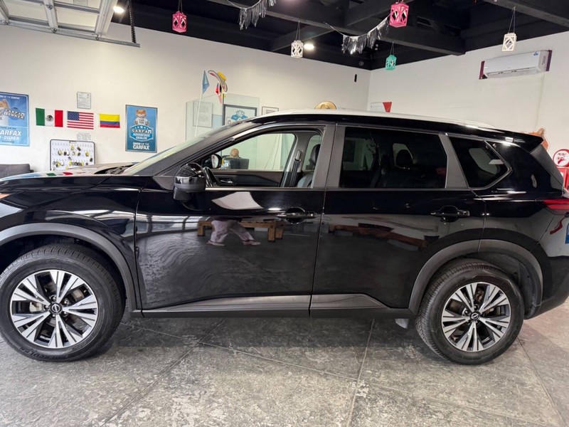 Nissan Rogue Vehicle Full-screen Gallery Image 10
