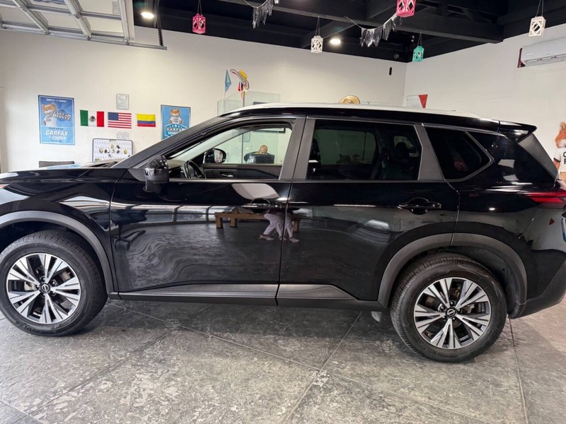 Nissan Rogue Vehicle Full-screen Gallery Image 12