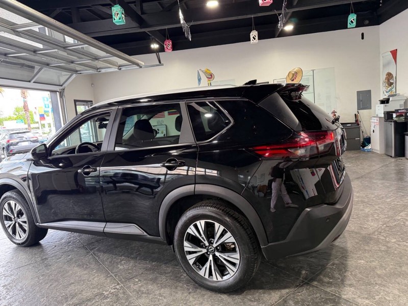 Nissan Rogue Vehicle Full-screen Gallery Image 16