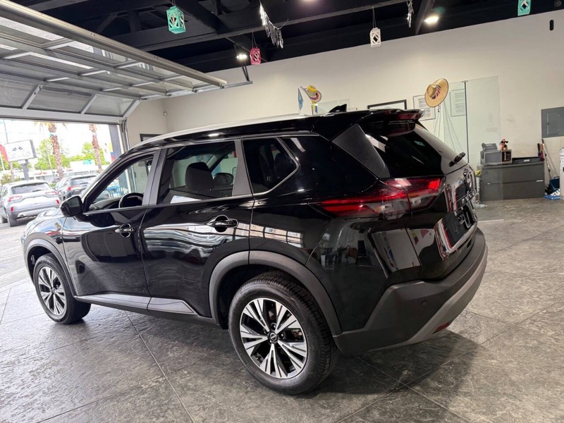 Nissan Rogue Vehicle Full-screen Gallery Image 18