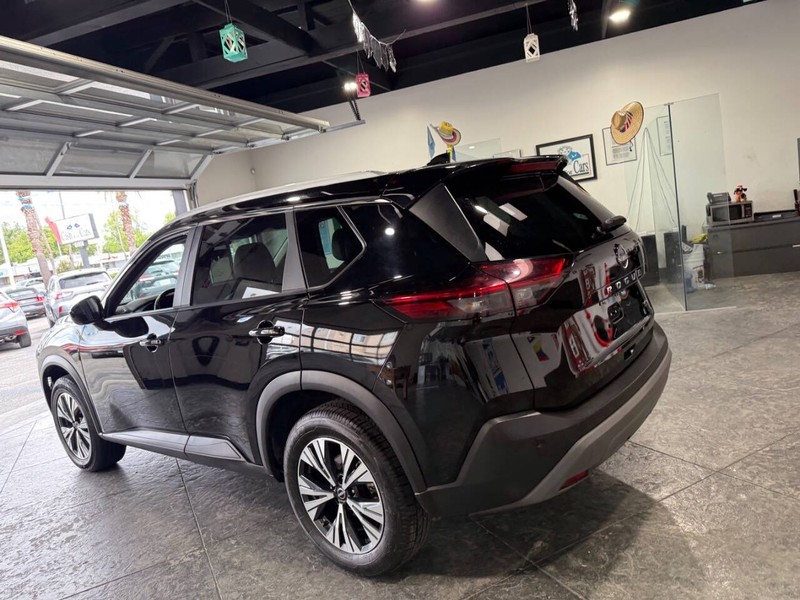 Nissan Rogue Vehicle Full-screen Gallery Image 19
