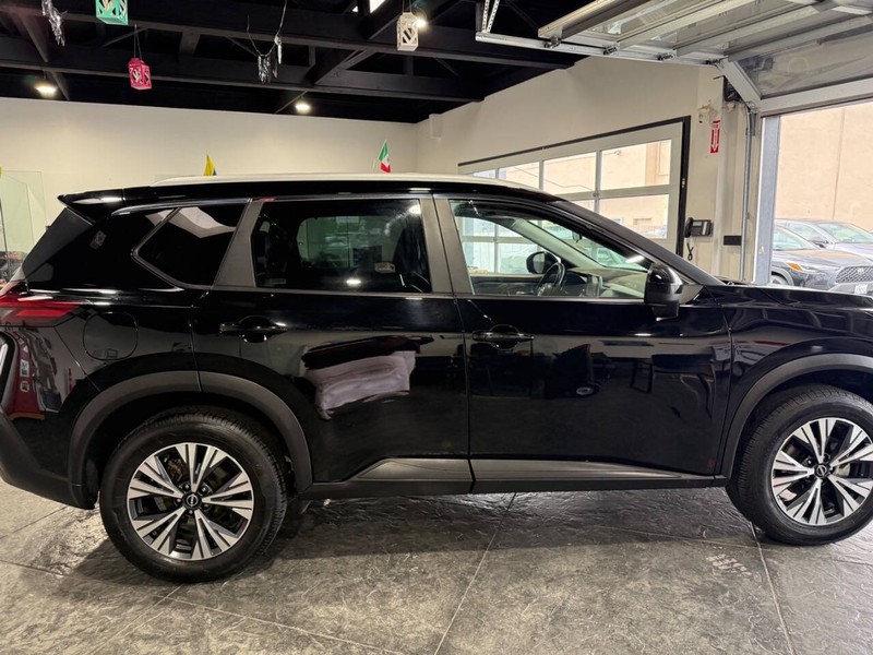 Nissan Rogue Vehicle Full-screen Gallery Image 29