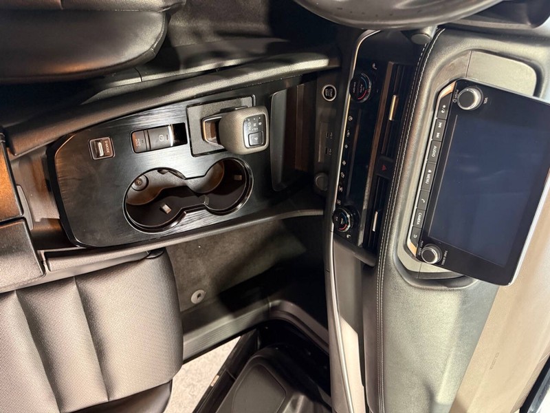 Nissan Rogue Vehicle Full-screen Gallery Image 34