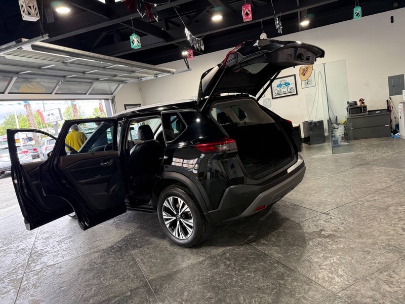 Nissan Rogue Vehicle Full-screen Gallery Image 40