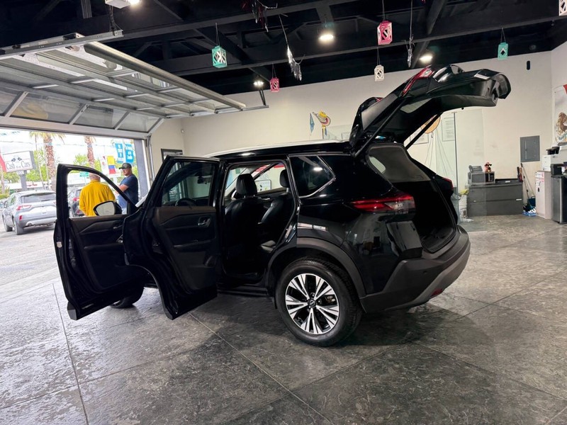 Nissan Rogue Vehicle Full-screen Gallery Image 43