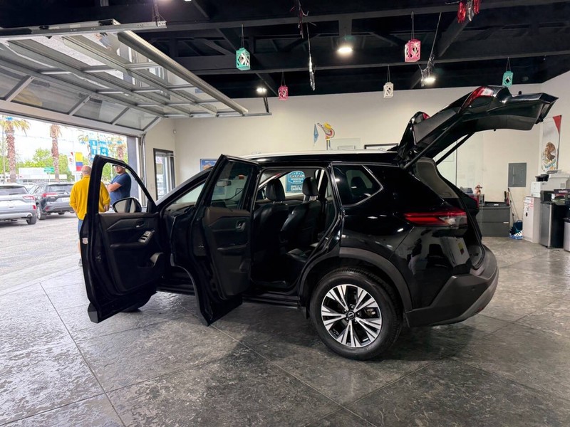 Nissan Rogue Vehicle Full-screen Gallery Image 44