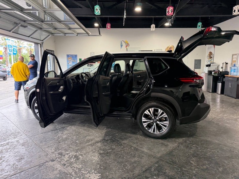 Nissan Rogue Vehicle Full-screen Gallery Image 45