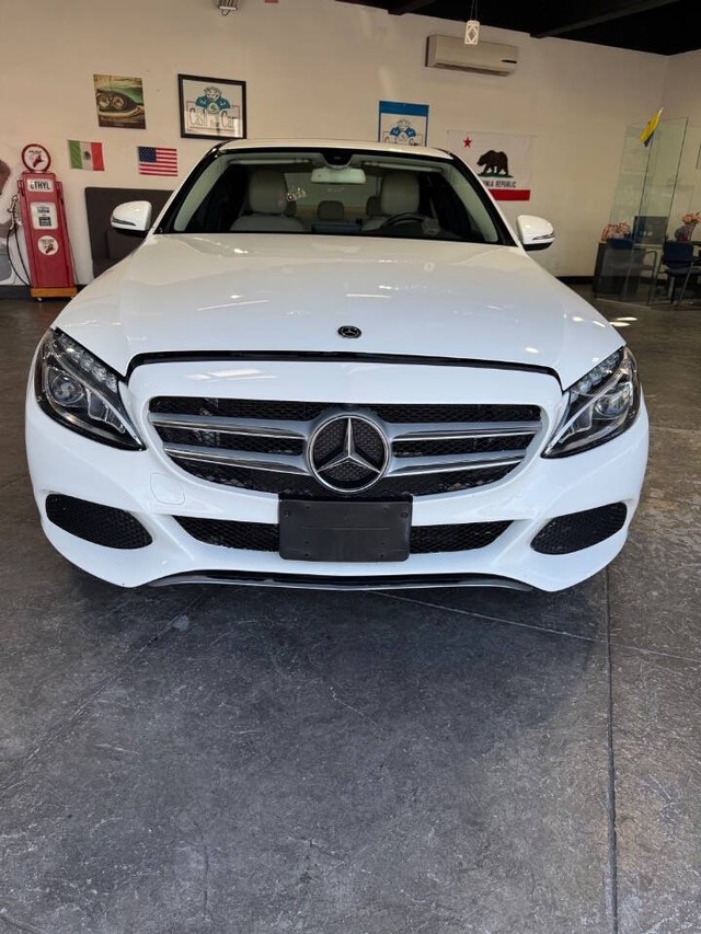 Mercedes-Benz C-Class Vehicle Full-screen Gallery Image 03