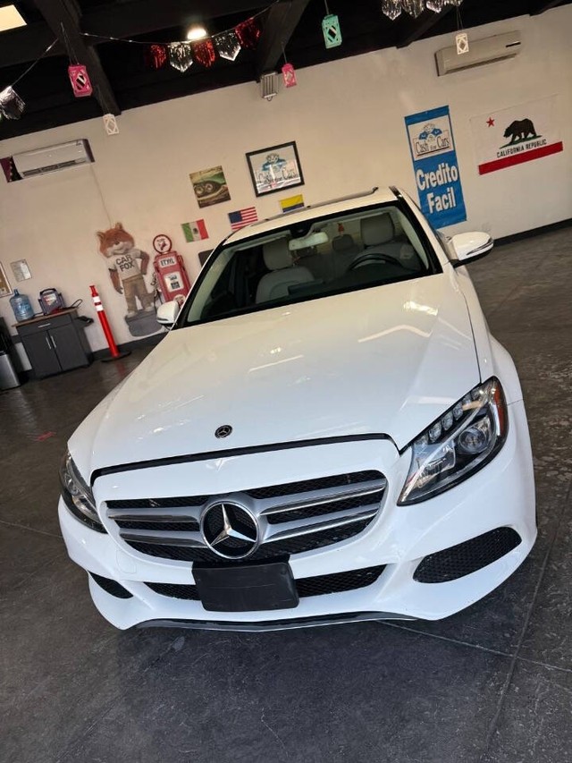 Mercedes-Benz C-Class Vehicle Full-screen Gallery Image 04