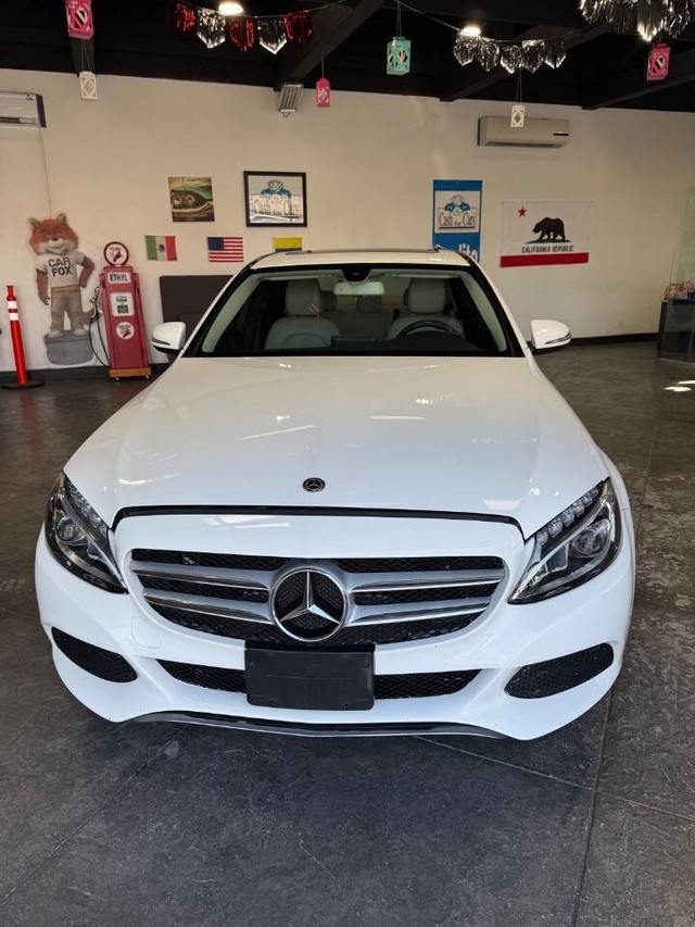 Mercedes-Benz C-Class Vehicle Full-screen Gallery Image 05