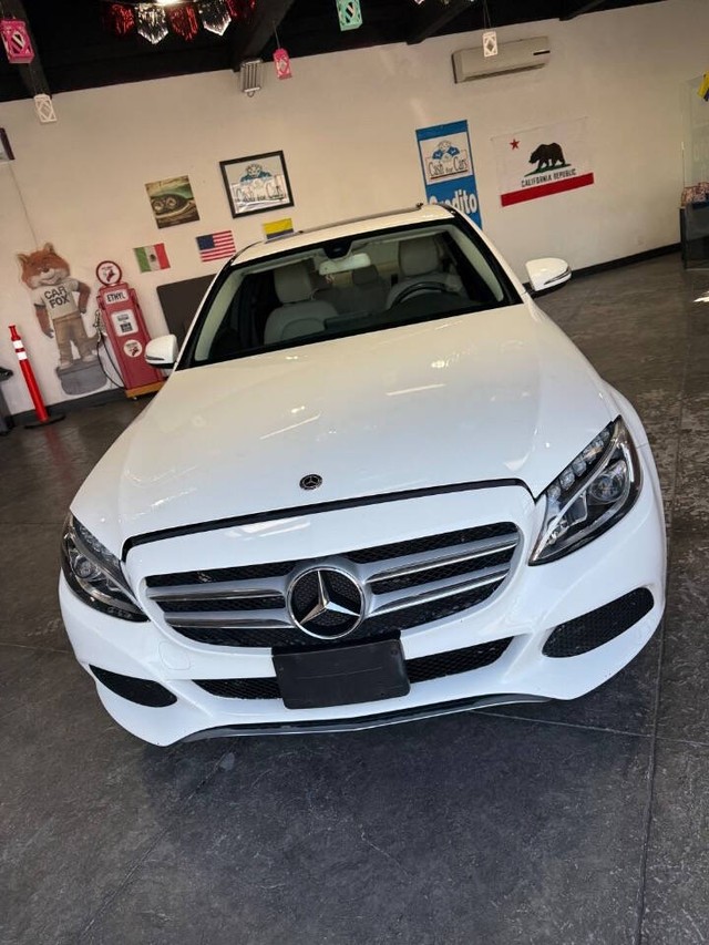 Mercedes-Benz C-Class Vehicle Full-screen Gallery Image 06