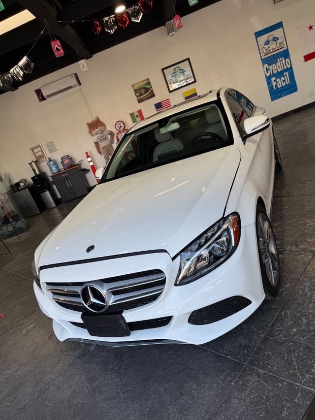 Mercedes-Benz C-Class Vehicle Full-screen Gallery Image 09