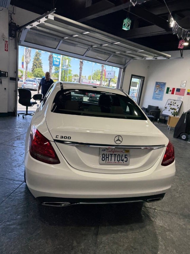 Mercedes-Benz C-Class Vehicle Full-screen Gallery Image 18