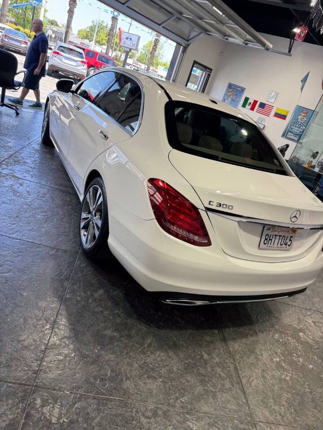 Mercedes-Benz C-Class Vehicle Full-screen Gallery Image 20