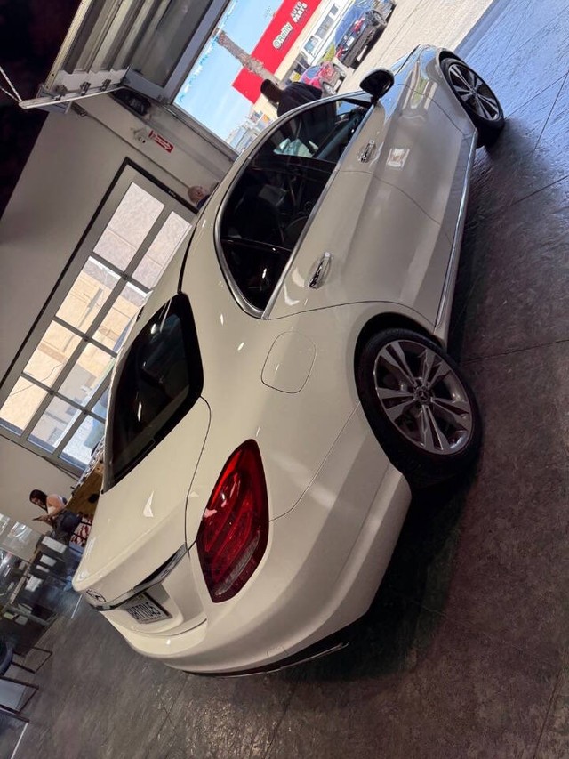 Mercedes-Benz C-Class Vehicle Full-screen Gallery Image 21