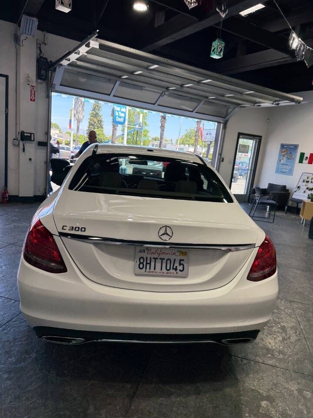 Mercedes-Benz C-Class Vehicle Full-screen Gallery Image 23