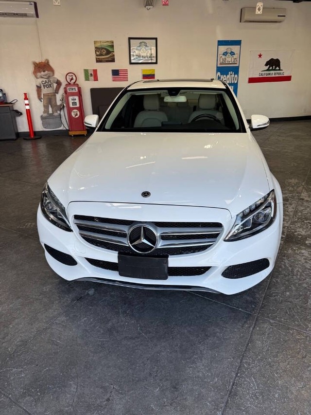 Mercedes-Benz C-Class Vehicle Full-screen Gallery Image 33