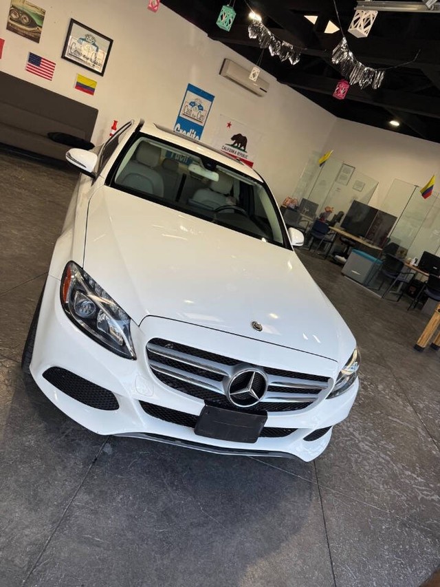 Mercedes-Benz C-Class Vehicle Full-screen Gallery Image 34