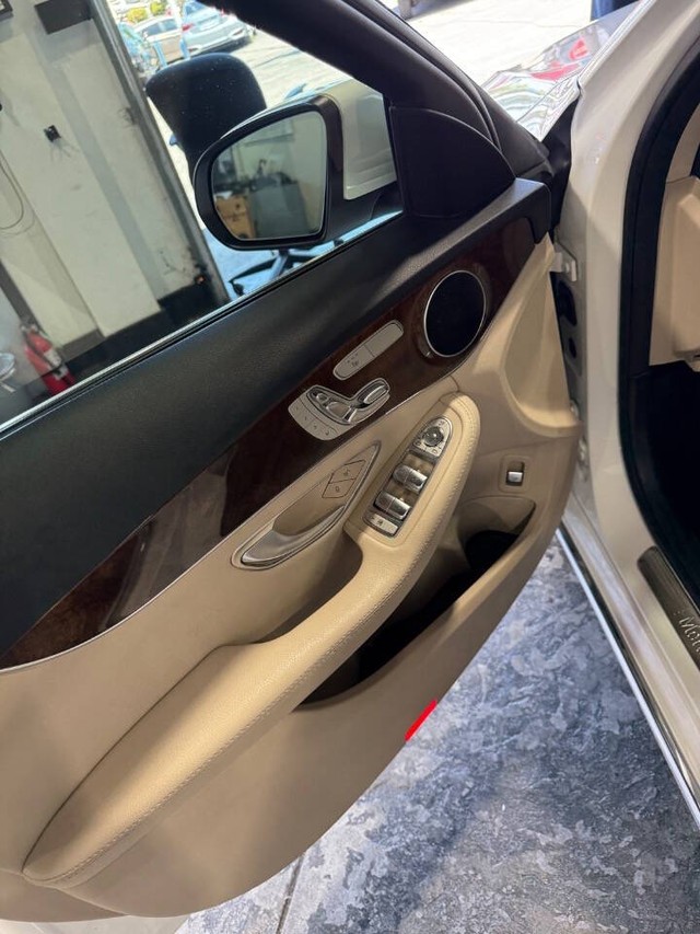 Mercedes-Benz C-Class Vehicle Full-screen Gallery Image 36