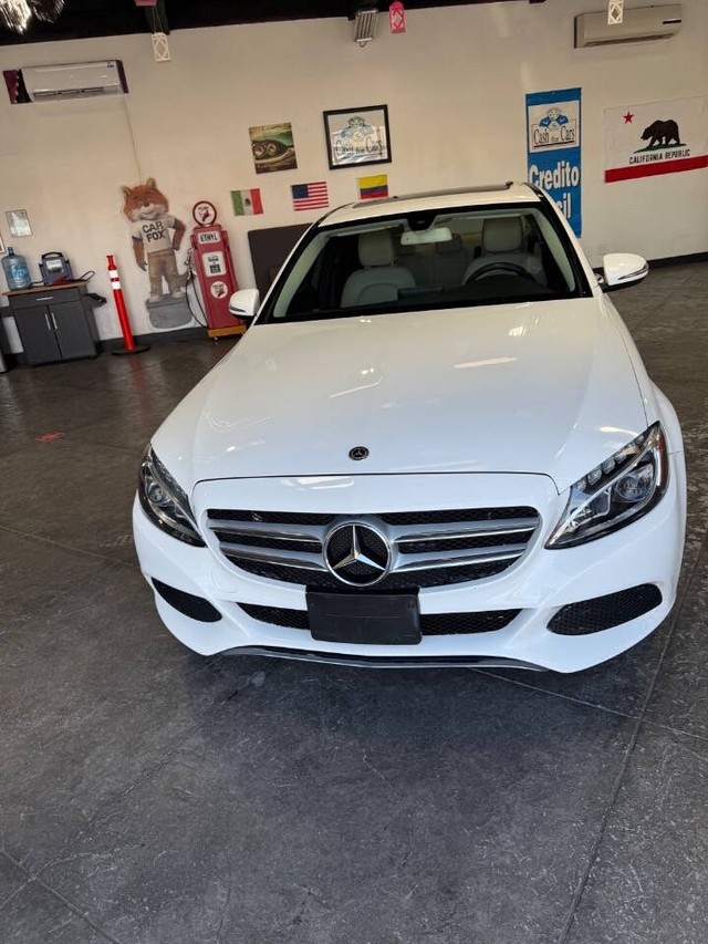 Mercedes-Benz C-Class Vehicle Full-screen Gallery Image 38