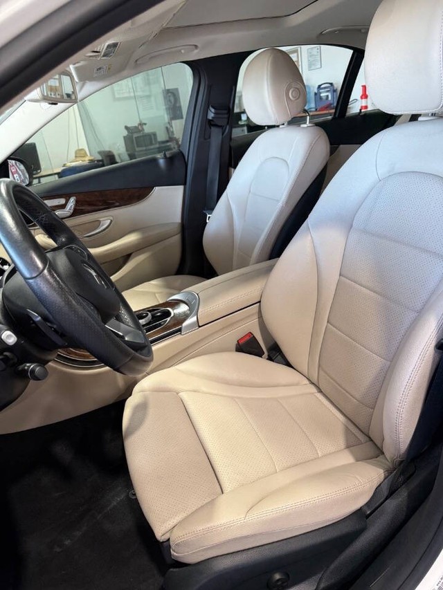 Mercedes-Benz C-Class Vehicle Full-screen Gallery Image 39