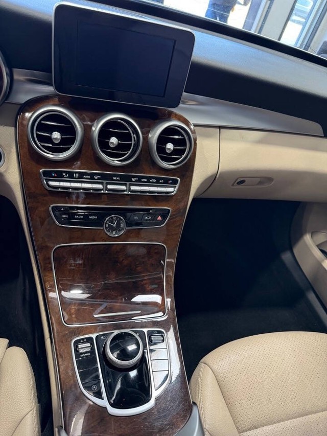 Mercedes-Benz C-Class Vehicle Full-screen Gallery Image 40