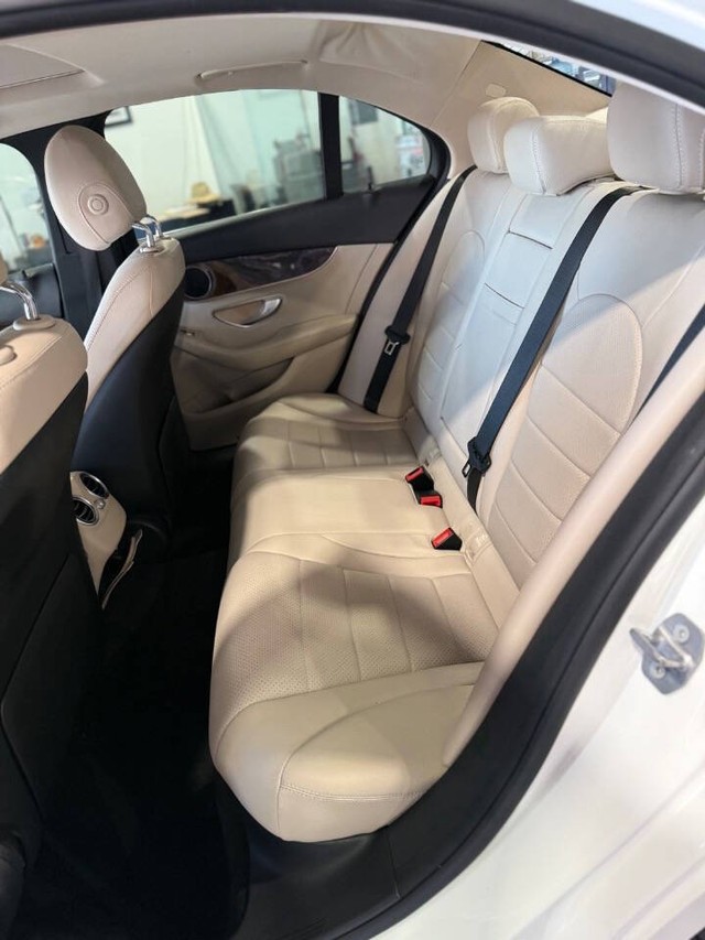 Mercedes-Benz C-Class Vehicle Full-screen Gallery Image 42