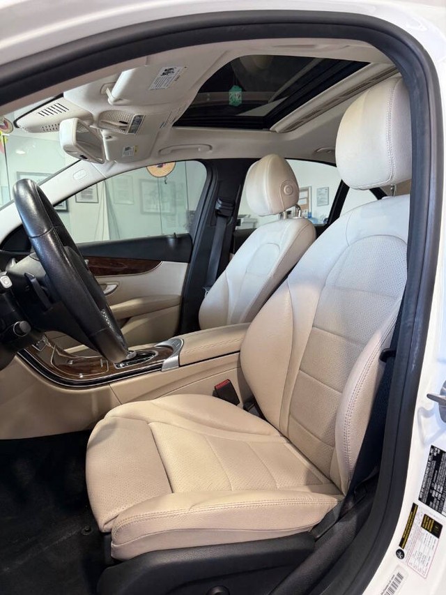 Mercedes-Benz C-Class Vehicle Full-screen Gallery Image 43
