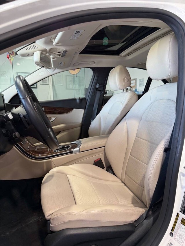 Mercedes-Benz C-Class Vehicle Full-screen Gallery Image 44
