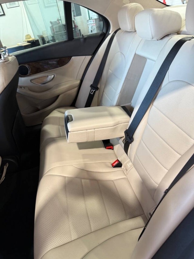 Mercedes-Benz C-Class Vehicle Full-screen Gallery Image 45